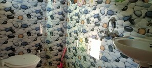 Een douche, een bidet, handdoeken