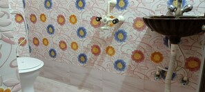 Regadera, bidet, toallas 