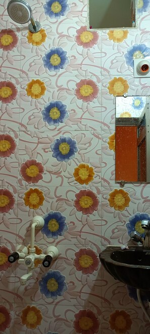 Shower, bidet, towels