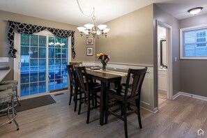 Dining - 3 Bedroom Homestead Getaway - Walkable Carrboro, Minutes to UNC (Carrboro)