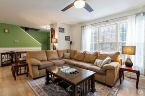 Una Smart TV, videojuegos, libros, un reproductor estéreo