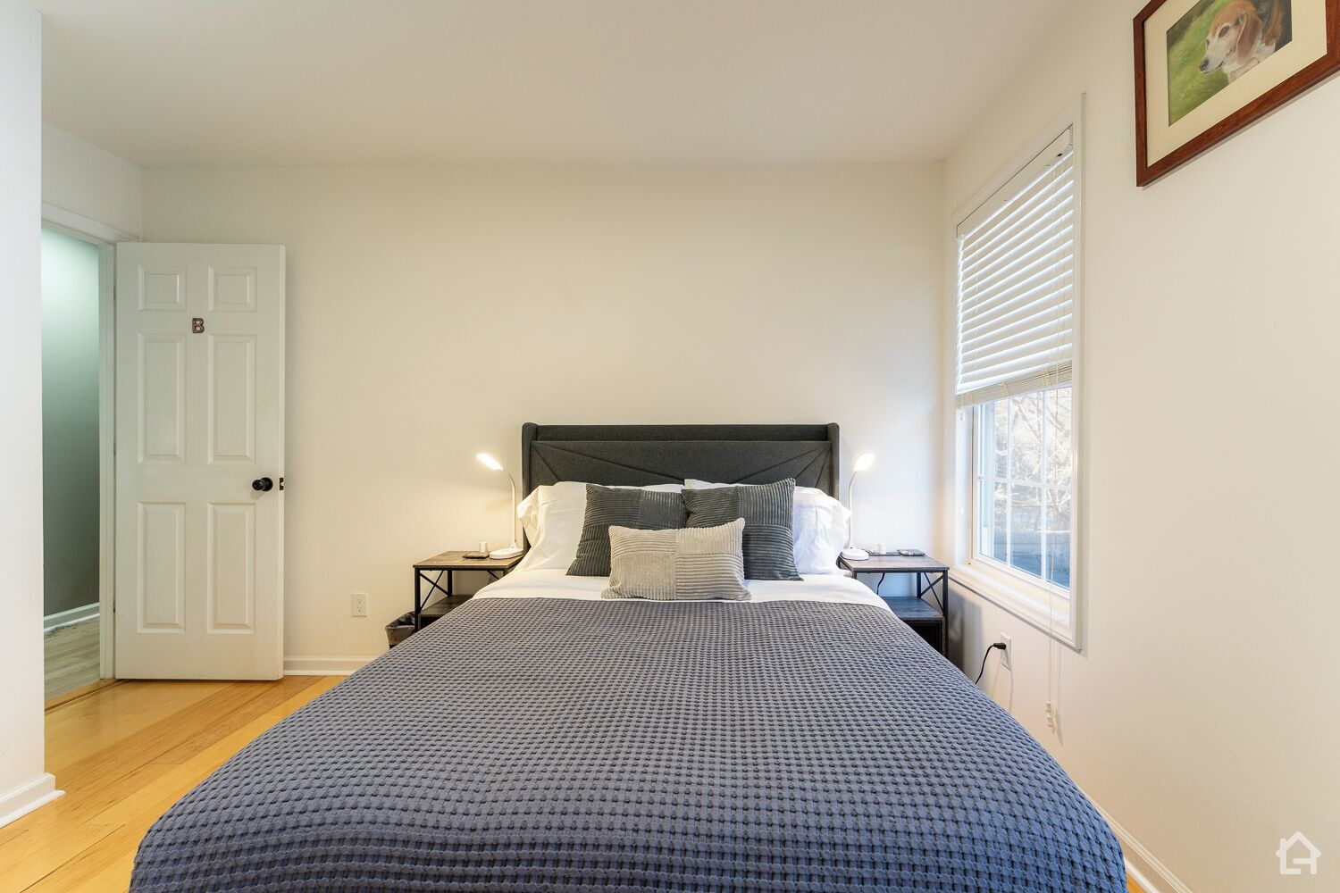 Escritorio, tabla de planchar con plancha, cuna de viaje y wifi gratis