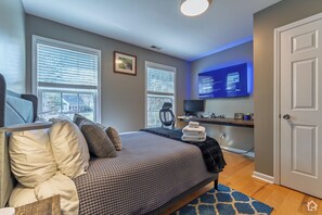 Desk, iron/ironing board, travel cot, free WiFi - 3 Bedroom Homestead Getaway - Walkable Carrboro, Minutes to UNC (Carrboro)