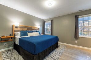 Escriptori, planxa i posts de planxar i un bressol de viatge 