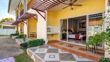 Deluxe Apartment, Pool View | Private kitchenette | Microwave