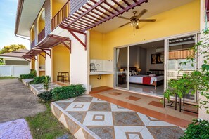 Deluxe Apartment, Pool View | Private kitchenette | Microwave - Chernin Apartment Suites (Rawai)