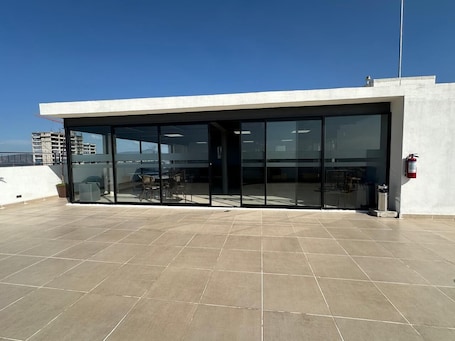 Outdoor dining. Federalta Sky Life Apartment in Calzada del Federalismo