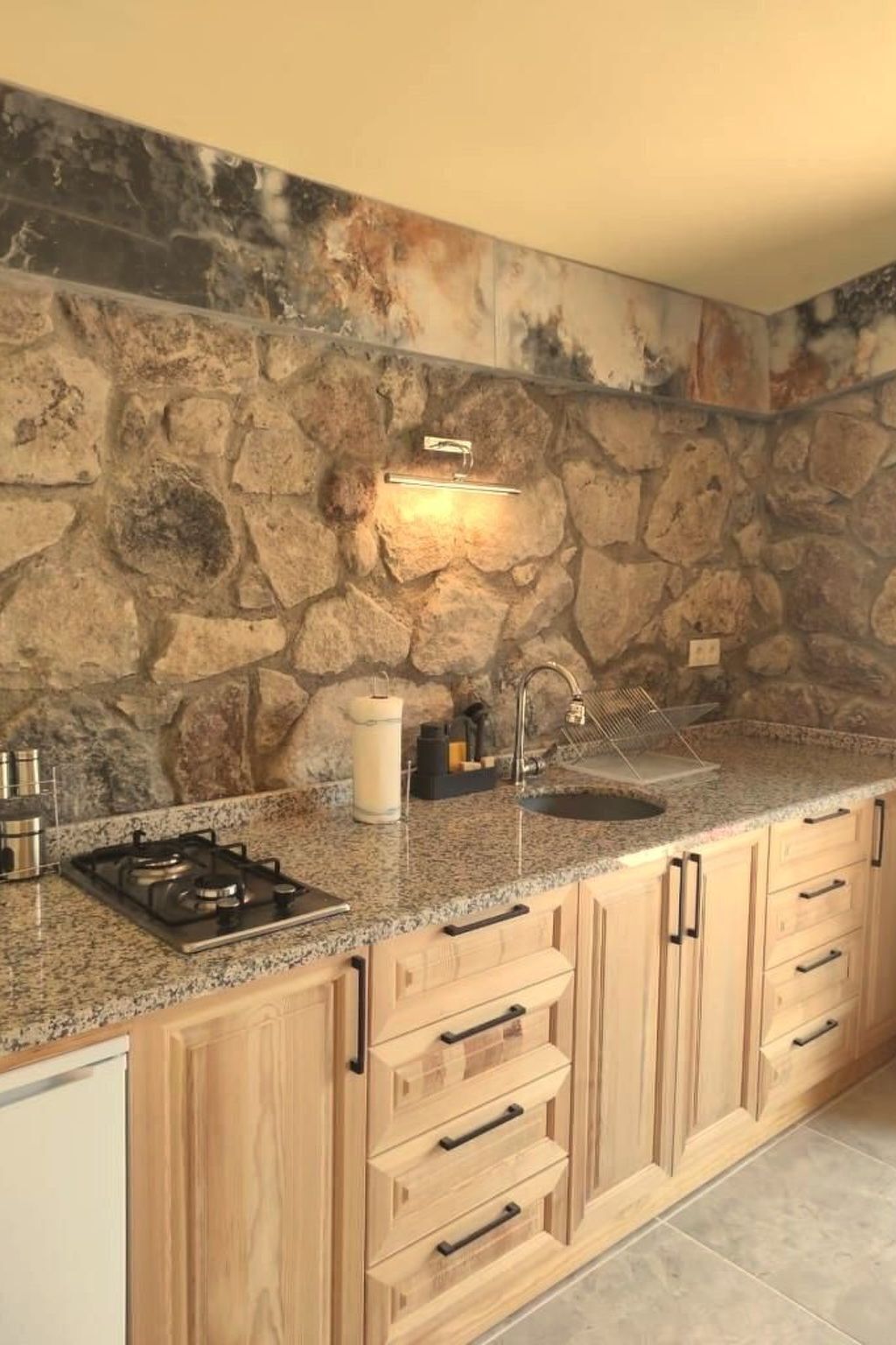 Een koelkast, een oven, kookgerei, borden en bestek