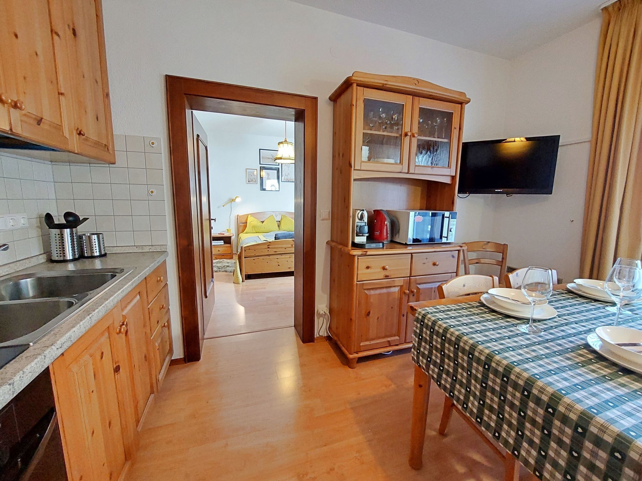 Kjøleskap, mikrobølgeovn, ovn og kjøkkenutstyr