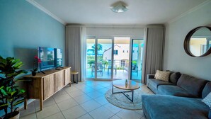 Living area - Deep Discount. Walk to Beach! Spacious condo. 2bd 2 and a half bath. Ocean views (Willemstad)