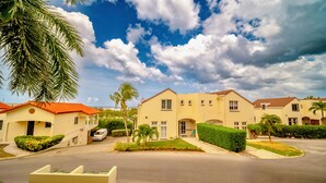 Exterior - Deep Discount. Walk to Beach! Spacious condo. 2bd 2 and a half bath. Ocean views (Willemstad)
