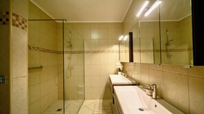 Shower, hair dryer, towels, soap - Spacious condo at gated resort-Walk to the Beach (Willemstad)