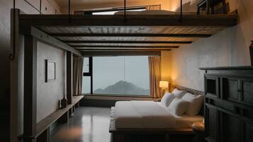 Family Room | Premium bedding, minibar, free WiFi, bed sheets