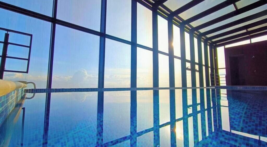 Innendørsbasseng og et oppvarmet basseng