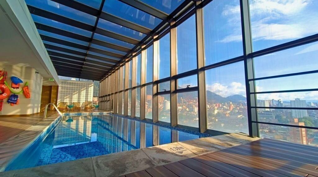 Una piscina cubierta, una piscina climatizada