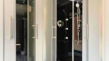 SĂšche-cheveux, serviettes fournies, papier toilette