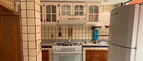 Kjøleskap og kjøkkenutstyr