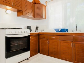 Kühlschrank, Mikrowelle, Ofen, Kochgeschirr/Geschirr/Besteck