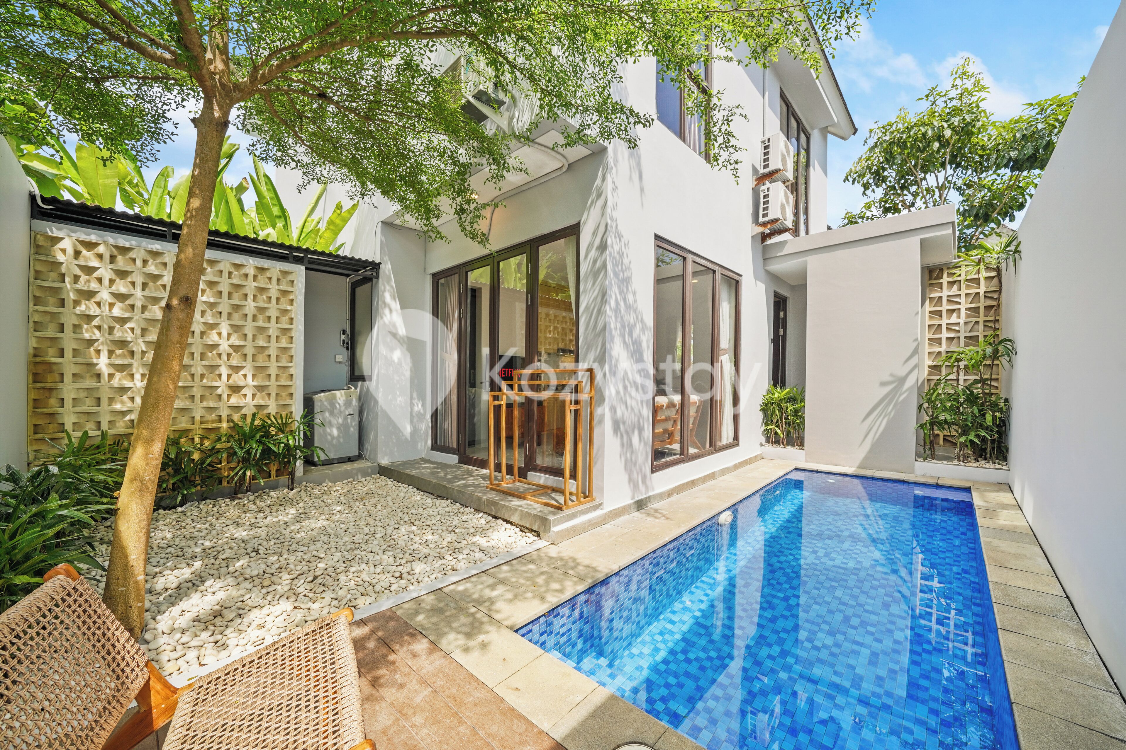 Una piscina al aire libre