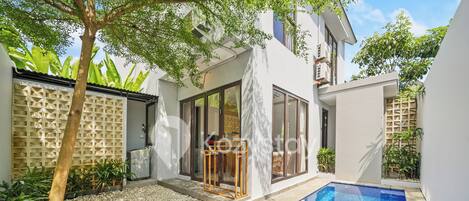 Una piscina al aire libre