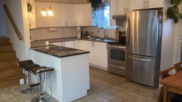 Microondas, horno, placa de cocina, lavavajillas