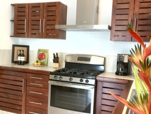 Kühlschrank, Mikrowelle, Ofen, Kochgeschirr/Geschirr/Besteck