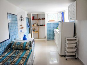 Fridge, microwave, oven, cookware/dishes/utensils - Etage einer Villa im tunesischen Stil direkt am Meer by Interhome (Chott Mariem)