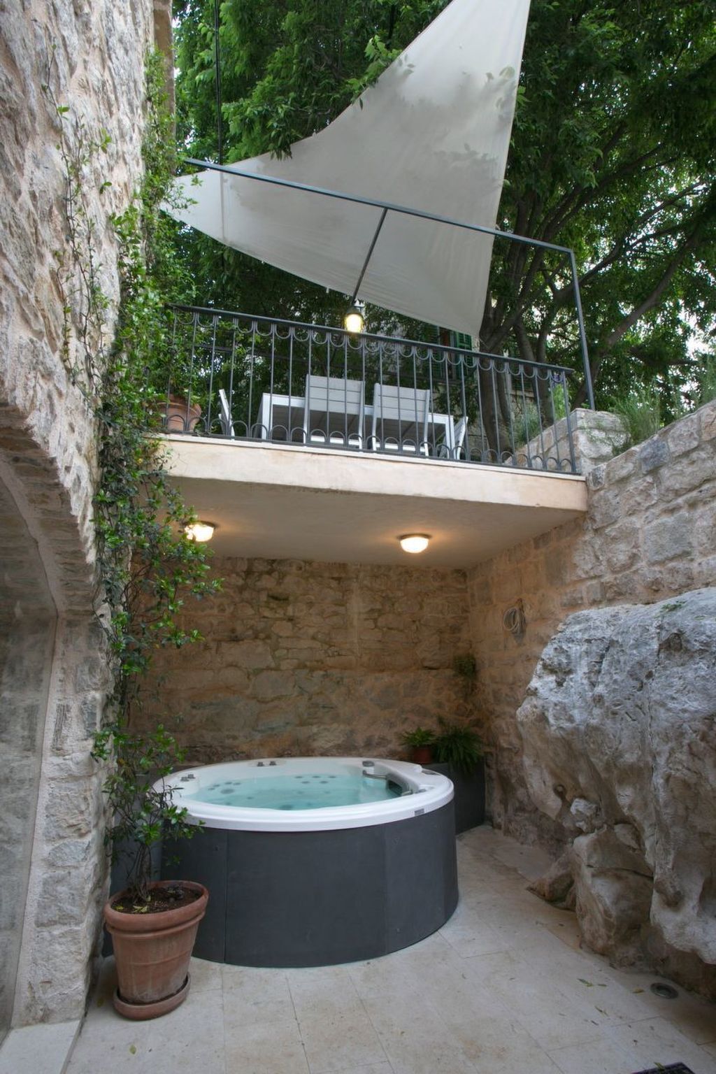 Outdoor spa tub