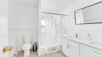 Douche, bidet, serviettes fournies, savon