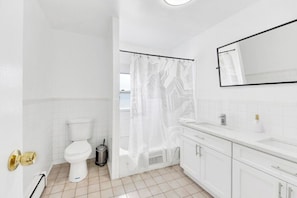 Douche, bidet, serviettes fournies, savon