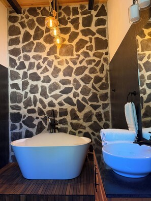 Douche, serviettes fournies, savon, papier toilette