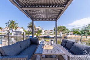 Outdoor dining - Spacious and Comfortable House with Garden and Dock in Empuriabrava (Empuriabrava)