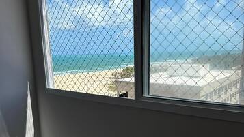 Apartamento família, varanda, vista para o mar | Opções para refeição no quarto