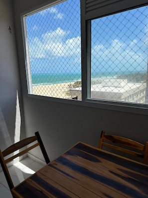 Apartamento família, varanda, vista para o mar | Opções para refeição no quarto