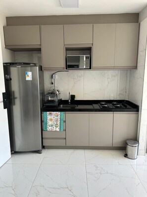 Family Apartment, Patio, Sea View | Private kitchen | Fridge, microwave, cookware/dishes/utensils - Apê Pé na Areia-Vista Mar (Fortaleza)