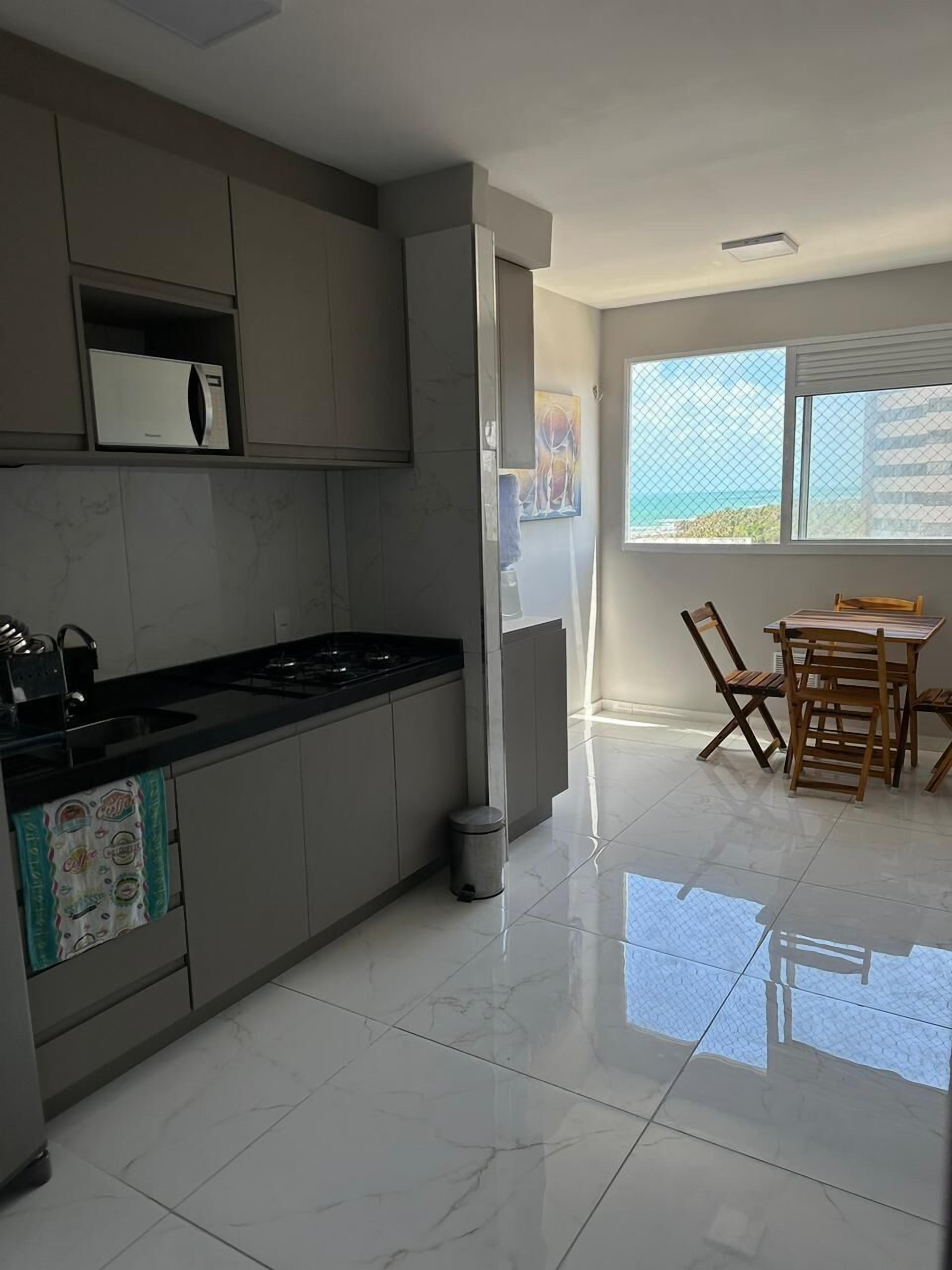 Apartamento família, varanda, vista para o mar | Cozinha privada | Geladeira, micro-ondas, talheres/pratos/utensílios de cozinha