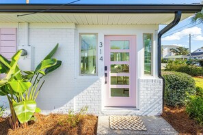 Exterior detail - 3 blocks to the Beach - Modern 3BR w Bunk Bed+Porch (Panama City Beach)