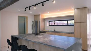 Frigorífico, microondas, horno y placa de cocina