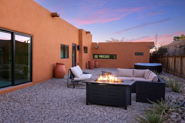 Terrace/patio - The Nicho House: Ultra-Modern Adobe - Near Plaza (Santa Fe)