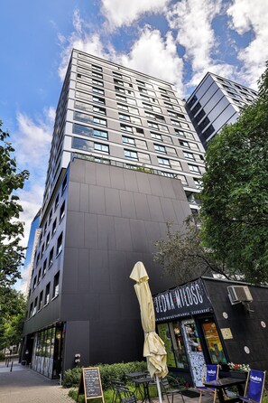 Exterior - Prestige Skyview Residence – Luxury 2BR • Panoramic Terrace & AC (Warszawa)