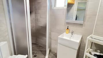 Douche, sèche-cheveux, serviettes fournies, savon