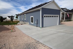 Ein Wohnhaus mit Garage, Auffahrt und kleinem Vorgarten.