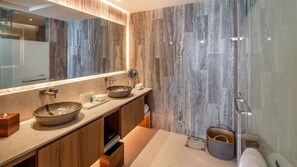 Dusche, Haartrockner, Handtücher, Seife