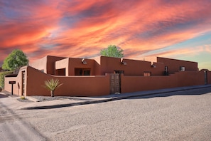 Front of property - The Nicho House: 4BD Ultra-Modern Adobe: Walk to Plaza (Santa Fe)