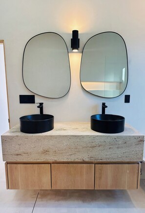 Hus - terrasse | Badeværelse | Hårtørrer, håndklæder, Sæbe, Shampoo