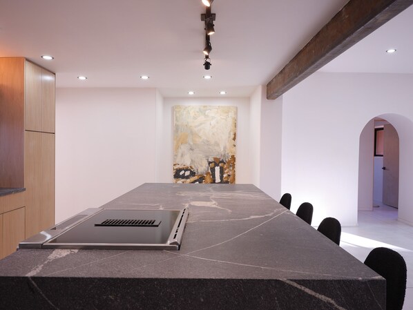 High chair - The Nicho House: 4BD Ultra-Modern Adobe: Walk to Plaza (Santa Fe)