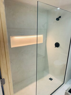 منزل - برواق | حمام | مجففات شعر، مناشف، صابون، شامبو