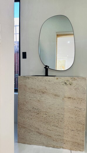 منزل - برواق | حمام | مجففات شعر، مناشف، صابون، شامبو