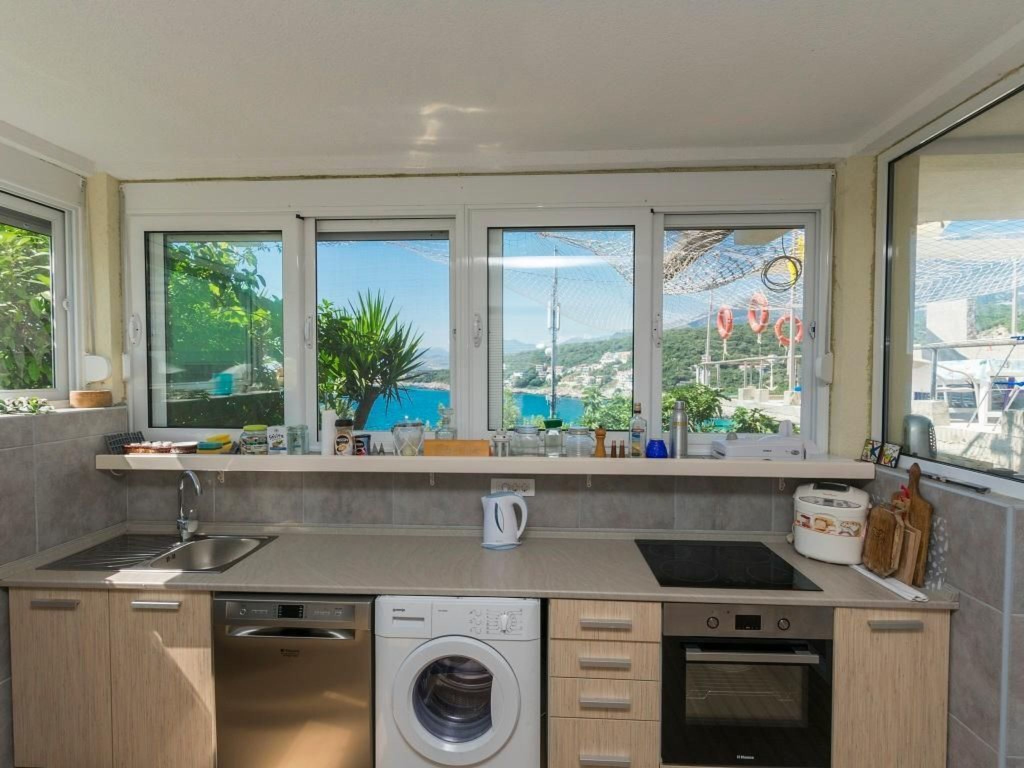 Kühlschrank, Mikrowelle, Ofen, Geschirrspüler