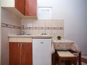 Fridge, cookware/dishes/utensils - Studio für 2 Personen by Interhome (Tivat)